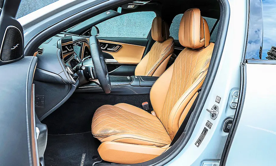 Blick auf die Vordersitze im Innenraum des Mercedes E 300 e T-Modell.
