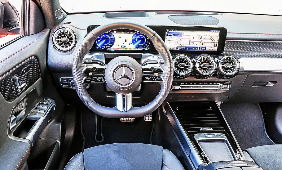 Mercedes EQB Blick auf die Armaturen im Innenraum des Mercedes EQB.