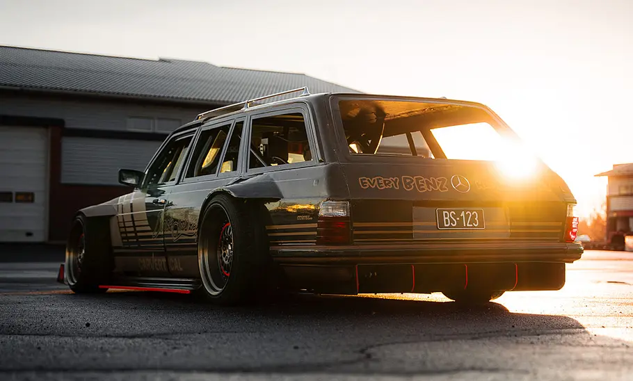 Getunter Mercedes S123 mit Aufschrift Every Benz hides a story, fotografiert von schräg hinten.