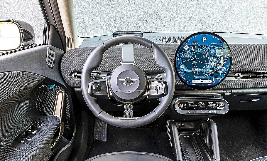 Mini Aceman Blick auf die Armaturen im Innenraum des Mini Aceman.