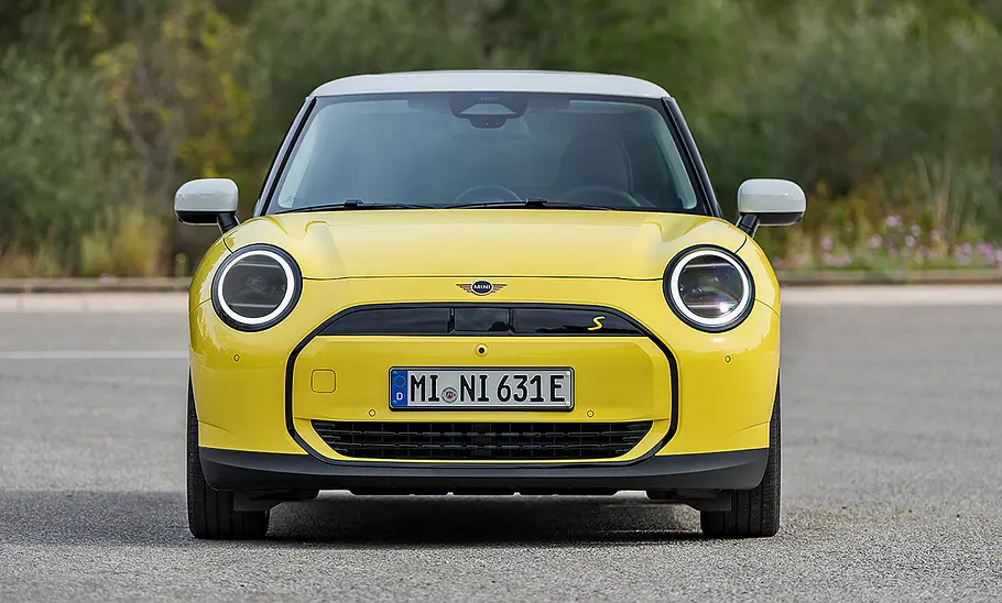 Mini Cooper SE (2024) in gelb, stehend, fontal von vorne