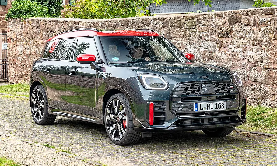 Mini John Cooper Works Countryman All4 Der Mini John Cooper Works Countryman All4 statisch von schräg vorne fotografiert.