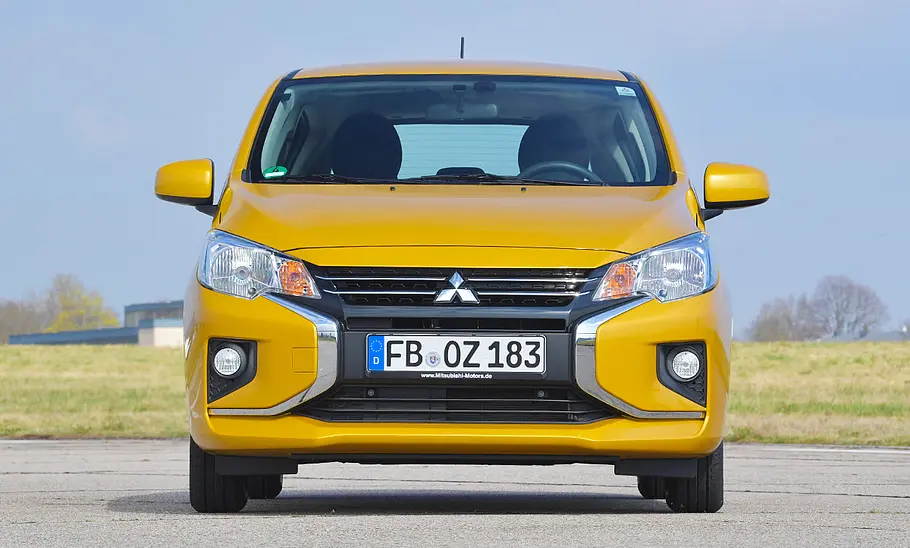 Der Mitsubishi Space Star (2020), statisch von vorne fotografiert.