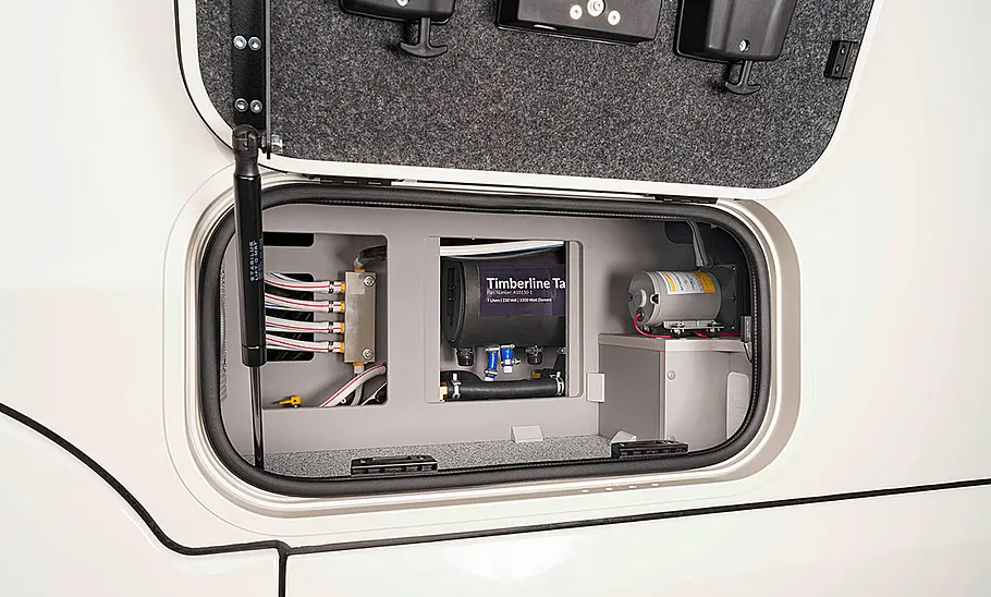 Eine Serviceklappe an der Außenhülle des Morelo Home (2025) im Detail. Zu sehen ist Technik der Dieselheizung.