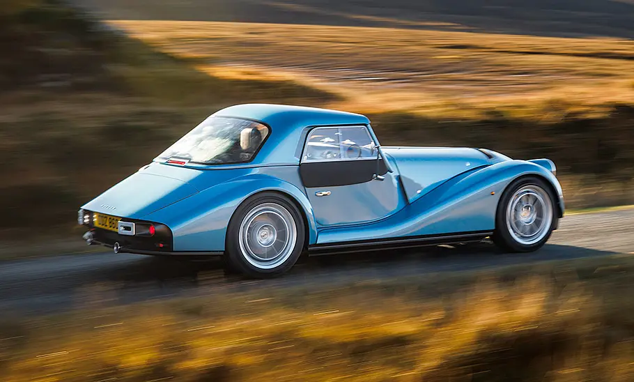 Morgan Supersport (2025) Der Morgan Supersport (2025) fährt auf einem schmalen Weg, von hinten rechts fotografiert.