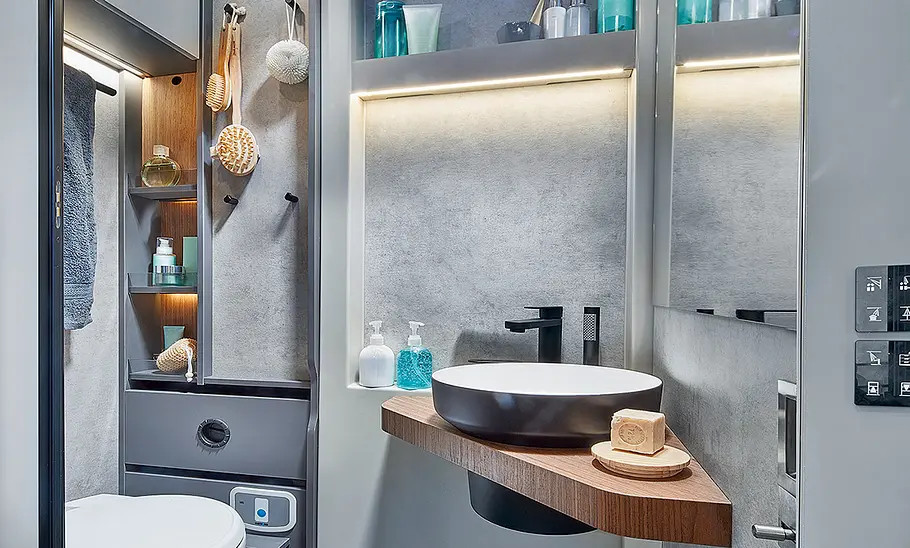 Bad des Niesmann + Bischoff iSmove (2024), Ansicht auf das Waschbecken rechts und die Toilette links unten.