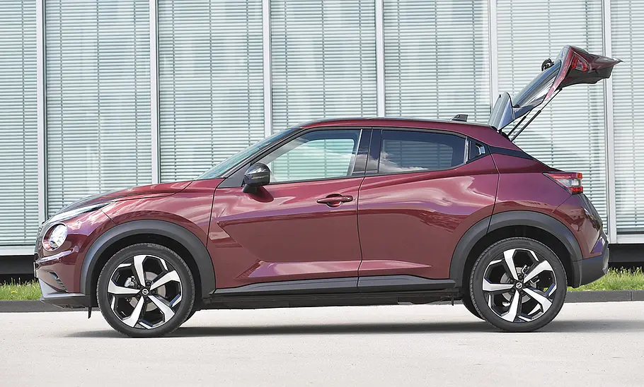 Der Nissan Juke (2019), mit geöffneter Heckklappe von links fotografiert.
