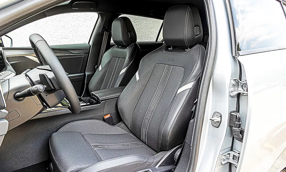 Blick auf die Vordersitze im Innenraum des Opel Astra Sports Tourer.