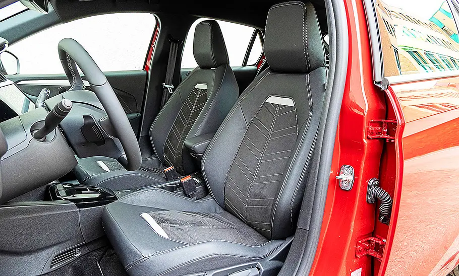 Blick auf die Vordersitze im Innenraum des Opel Corsa.