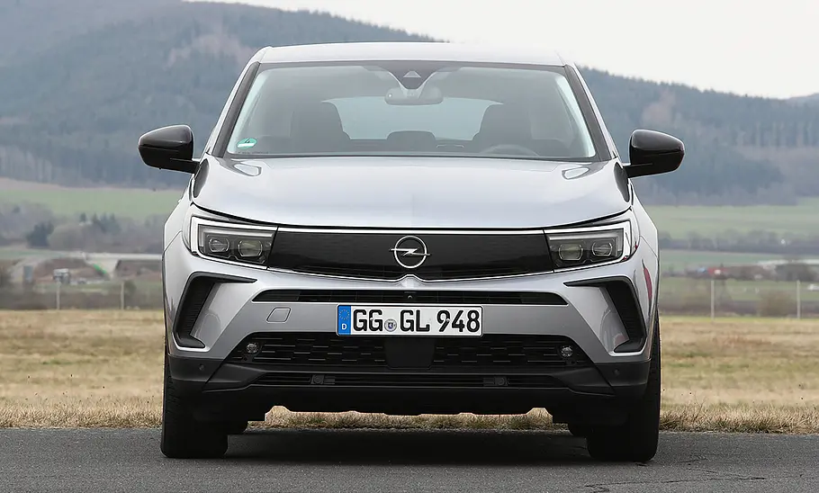 Opel Grandland (2021) Der Opel Grandland (2021) statisch von vorne fotografiert