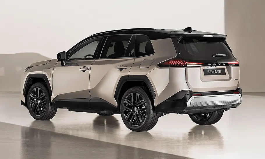 Toyota RAV4 Der Toyota RAV4 steht in Studioumgebung, von hinten links fotografiert.