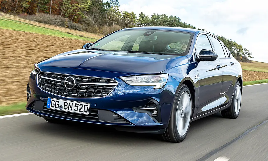 Der Opel Insignia (2020) fährt eine Straße entlang, von vorne links fotografiert.
