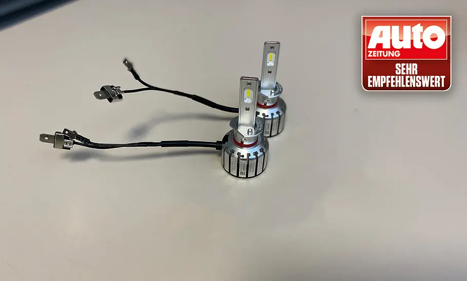 Osram Night Breaker H7-LED zum Nachrüsten auf einem Tisch, fotografiert von schräg oben.