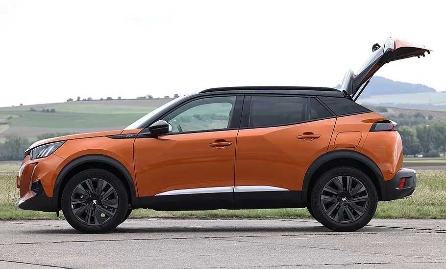 Peugeot 2008 (2019) Der Peugeot 2008 (2019), mit geöffneter Heckklappe von links fotografiert.
