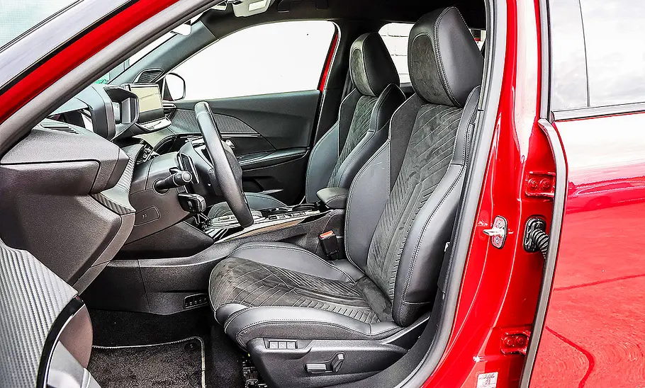Peugeot 2008 Blick auf die Vordersitze des Peugeot 2008.