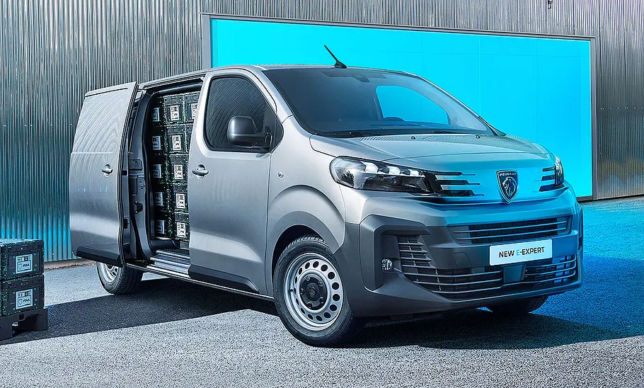 Peugeot Expert statisch vor einer abstrakten Kulisse von vorne rechts fotografiert. Die rechte Schiebetür ist geöffnet, der Transporter ist bis oben hin vollgeladen mit Getränkekisten.