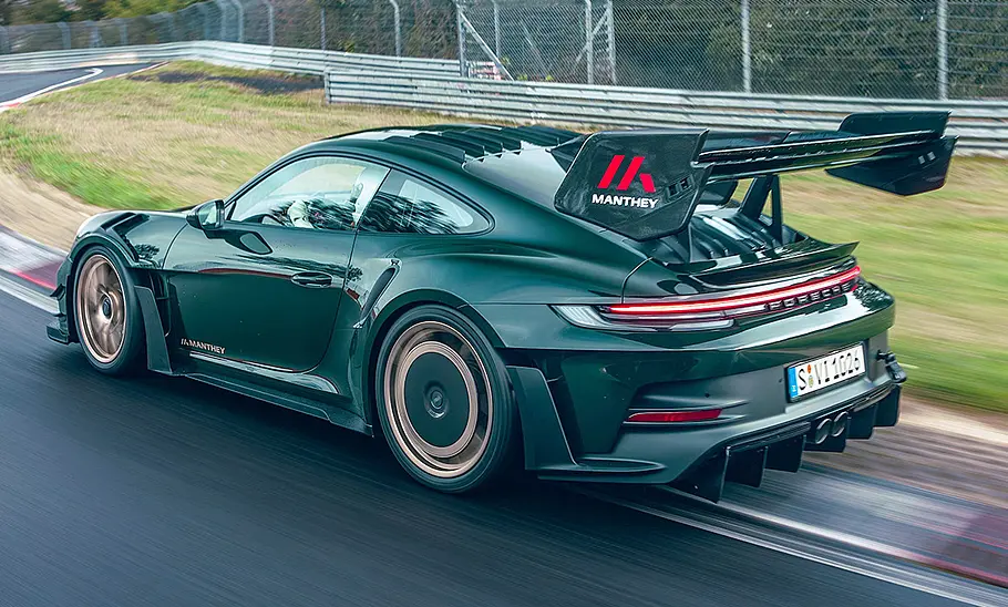 Porsche 911 GT3 RS mit Manthey-Kit Porsche 911 GT3 RS mit Manthey-Kit auf der Nürburgring-Nordschleife; von hinten links fotografiert