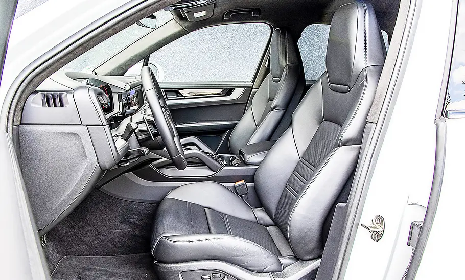 Porsche Cayenne Blick auf die Vordersitze im Innenraum des Porsche Cayenne.
