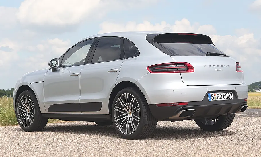 Porsche Macan (2018), statisch von hinten links fotografiert.