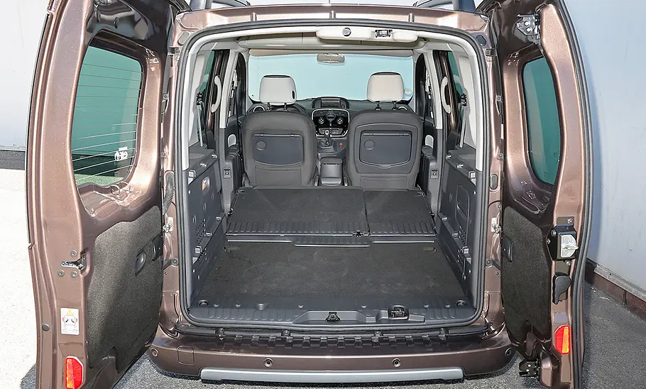 Der Kofferraum des Renault Kangoo (2013) mit komplett umgeklappter Rücksitzbank.