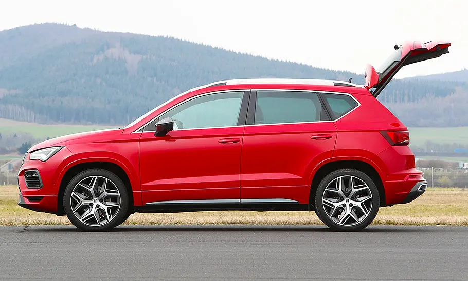 Der Seat Ateca (2020), mit geöffneter Heckklappe von links fotografiert.