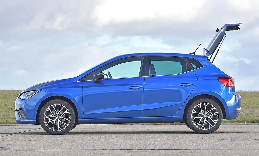Der Seat Ibiza (2021), mit geöffneter Heckklappe von links fotografiert.