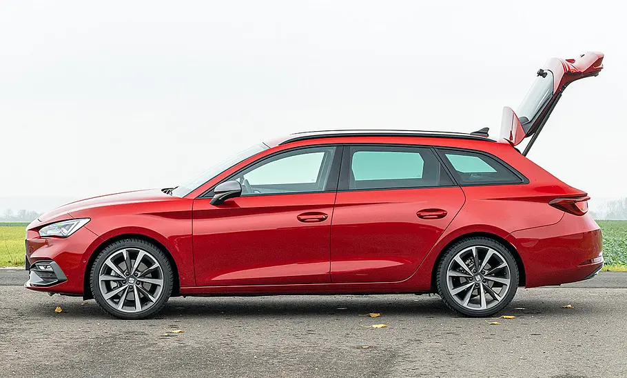 Seat Leon Sportstourer (2020) Der Seat Leon Sportstourer (2020), mit geöffneter Heckklappe von der linken Seite fotografiert.