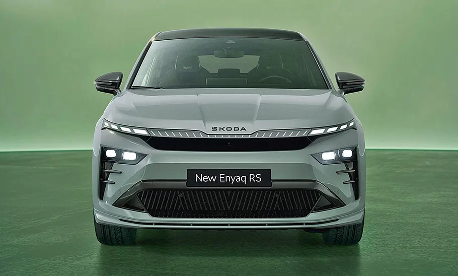 Skoda Enyaq Coupé RS Facelift (2025) Skoda Enyaq Coupé RS Facelift (2025) steht im Studio, Ansicht von vorne.