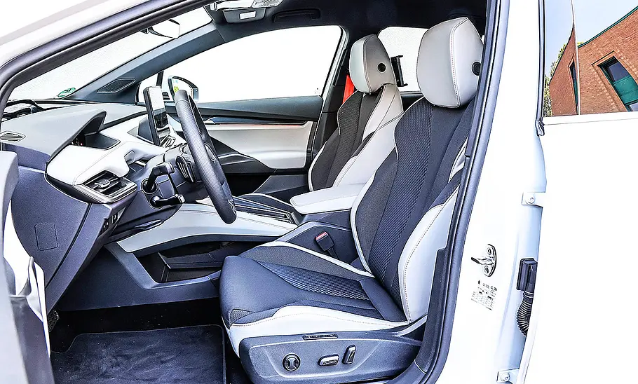 Blick auf die Vordersitze im Innenraum des Skoda Enyaq.