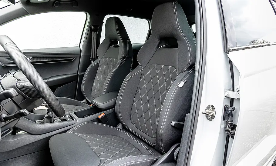 Die vorderen Sitze des Skoda Karoq.