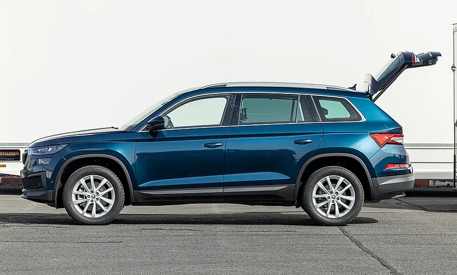 Skoda Kodiaq (2021) Der Skoda Kodiaq (2021), mit geöffneter Heckklappe von links fotografiert.