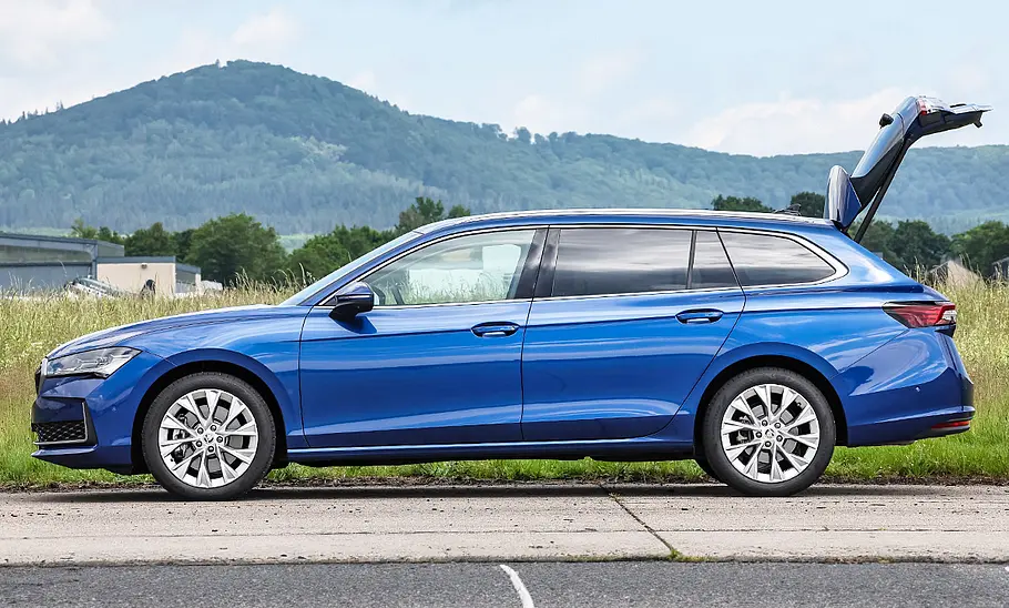 Skoda Superb Combi; statisch von der linken Seite; geöffnete Kofferraumklappe