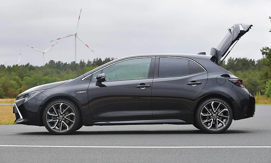 Toyota Corolla (2019) Der Toyota Corolla (2019) mit geöffneter Heckklappe, von der linken Seite fotografiert