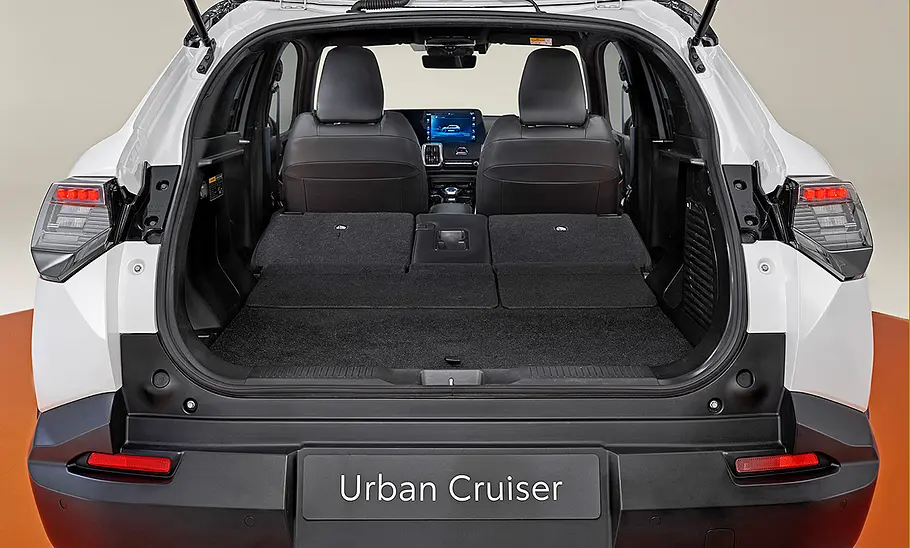Toyota Urban Cruiser (2025) Kofferraum des Toyota Urban Cruiser (2025) mit umgelegten Lehnen der Rücksitzbank.