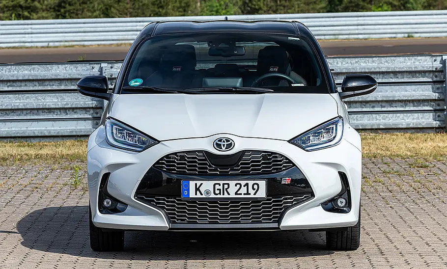 Der Toyota Yaris (2020) statisch von vorne fotografiert