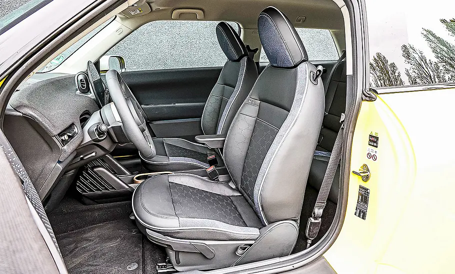 Blick auf die Vordersitze im Innenraum des Mini Cooper E.