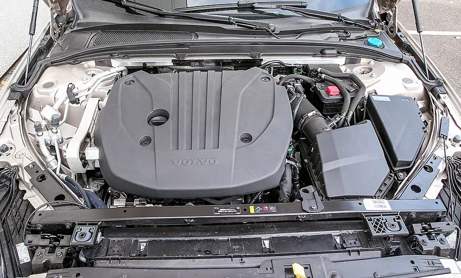 Der Motor des Volvo V60 (2018) bei geöffneter Motorhaube.