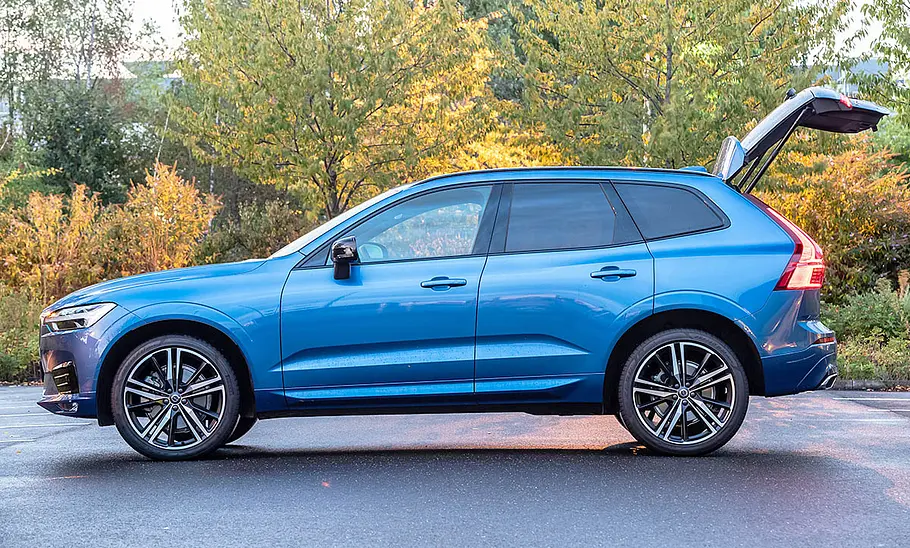 Volvo XC60 (2017) Der Volvo XC60 (2017) mit geöffneter Heckklappe, von der linken Seite fotografiert.