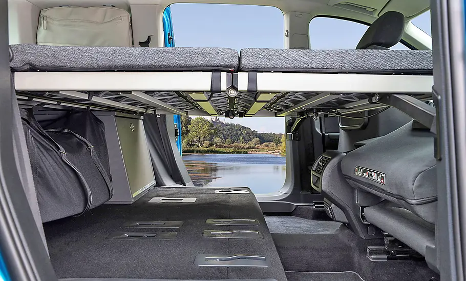 VW Caddy California (2020) Innenraum, Liegefläche von der Seite