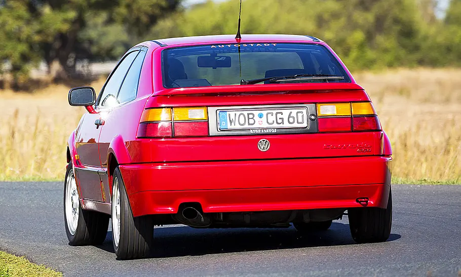 Der VW Corrado G60 fahrend von hinten.