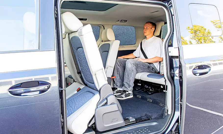 Blick durch die geöffnete Seiten-Schiebetür in den Fondabteil des VW ID. Buzz.