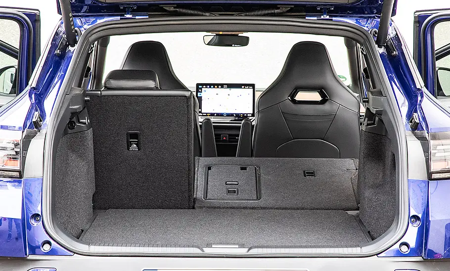Der Kofferraum des VW ID.4 mit teilweise umgeklappter Rücksitzbank.