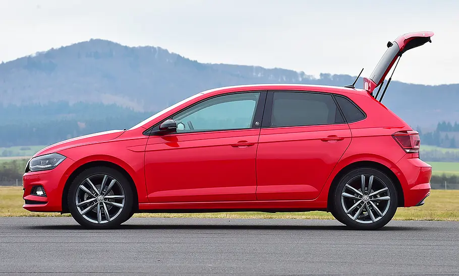 Der VW Polo (2017), mit geöffneter Heckklappe von links fotografiert.