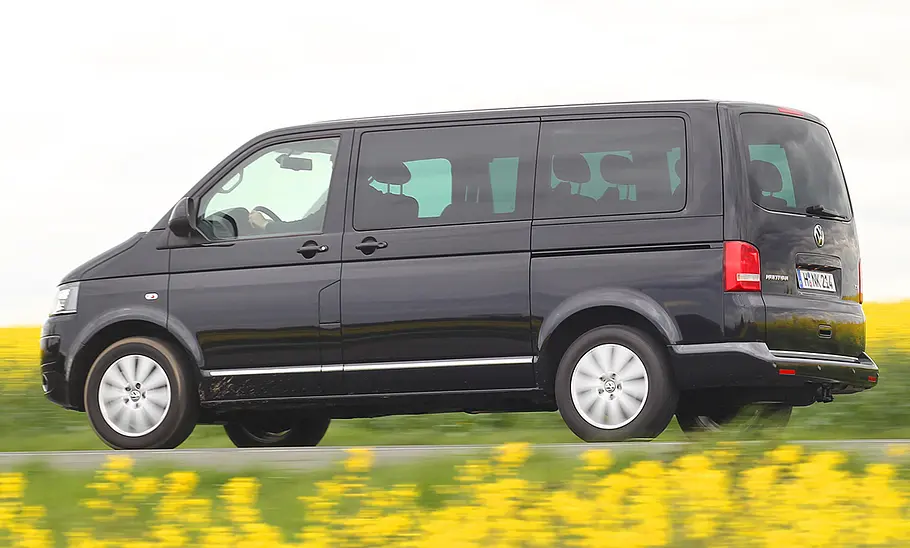 VW T5 Multivan (2009) VW T5 Multivan (2009); fahrend schräg von hinten links