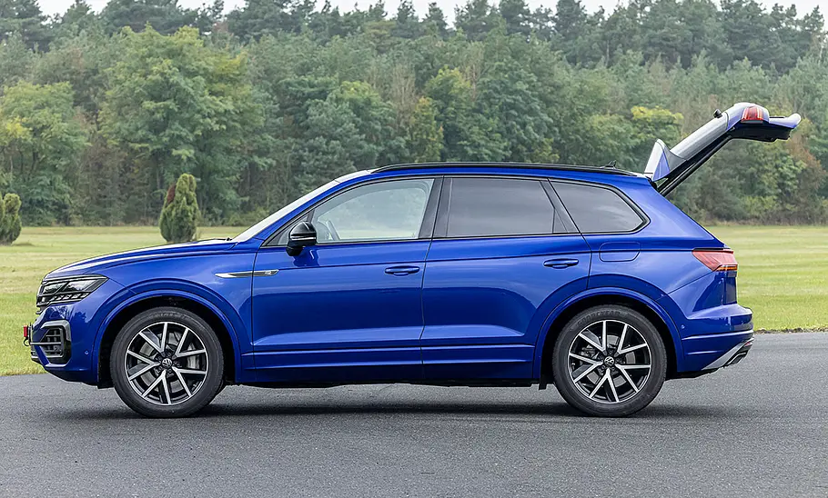 VW Touareg (2018) Die Heckklappe des VW Touareg (2018) steht offen, Auto in der Totale von links fotografiert.