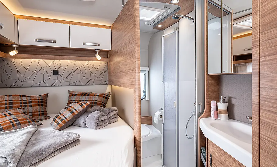 Französisches Doppelbett und Bad im Heck des Weinsberg CaraCompact Edition Pepper (2026).