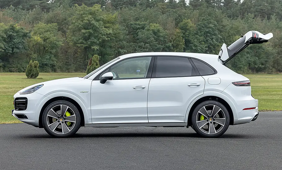 Der Porsche Cayenne (2017) mit geöffneter Heckklappe, statisch von der linken Seite fotografiert.