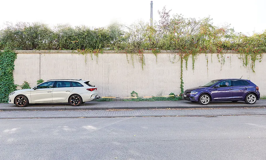 Uihol Abschleppseil im Test Cupra Leon Sportstourer, mit einem Abschleppseil verbunden mit einem VW Polo, fotografiert von der Seite.