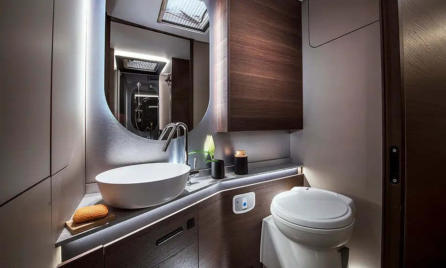 Adria Supersonic 780 SL (2023) Innenansicht Raumbad
