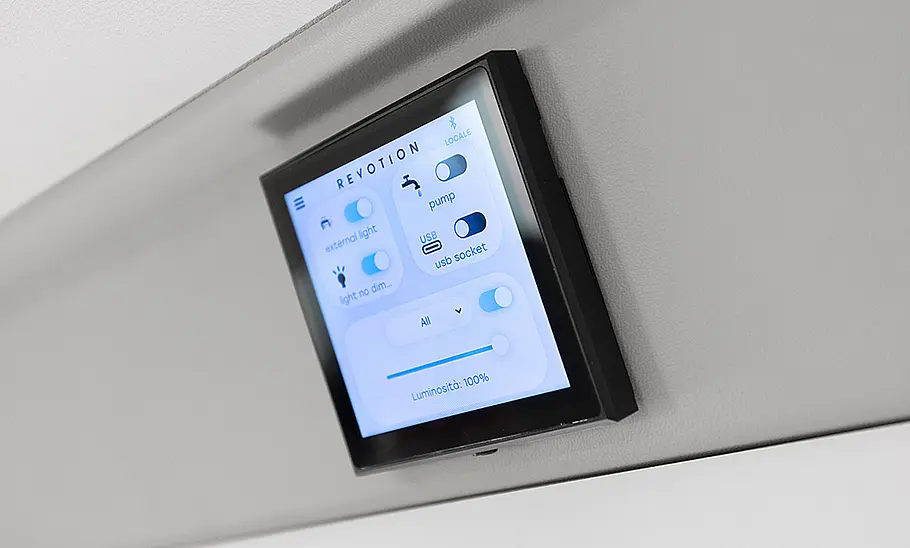 Ahorn Camp CV 630 (2025) Das Bild zeigt das Bedienpanel im Wohnraum des Ahorn Camp CV 630 (2025).